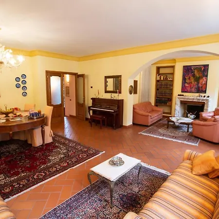 Grande Con Stanze, Bagni E Giardino Корбетта