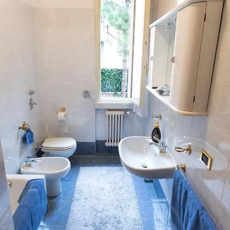 Grande Con Stanze, Bagni E Giardino Гостевой дом