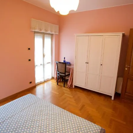 Grande Con Stanze, Bagni E Giardino Гостевой дом *