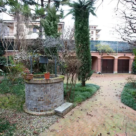 Grande Con Stanze, Bagni E Giardino